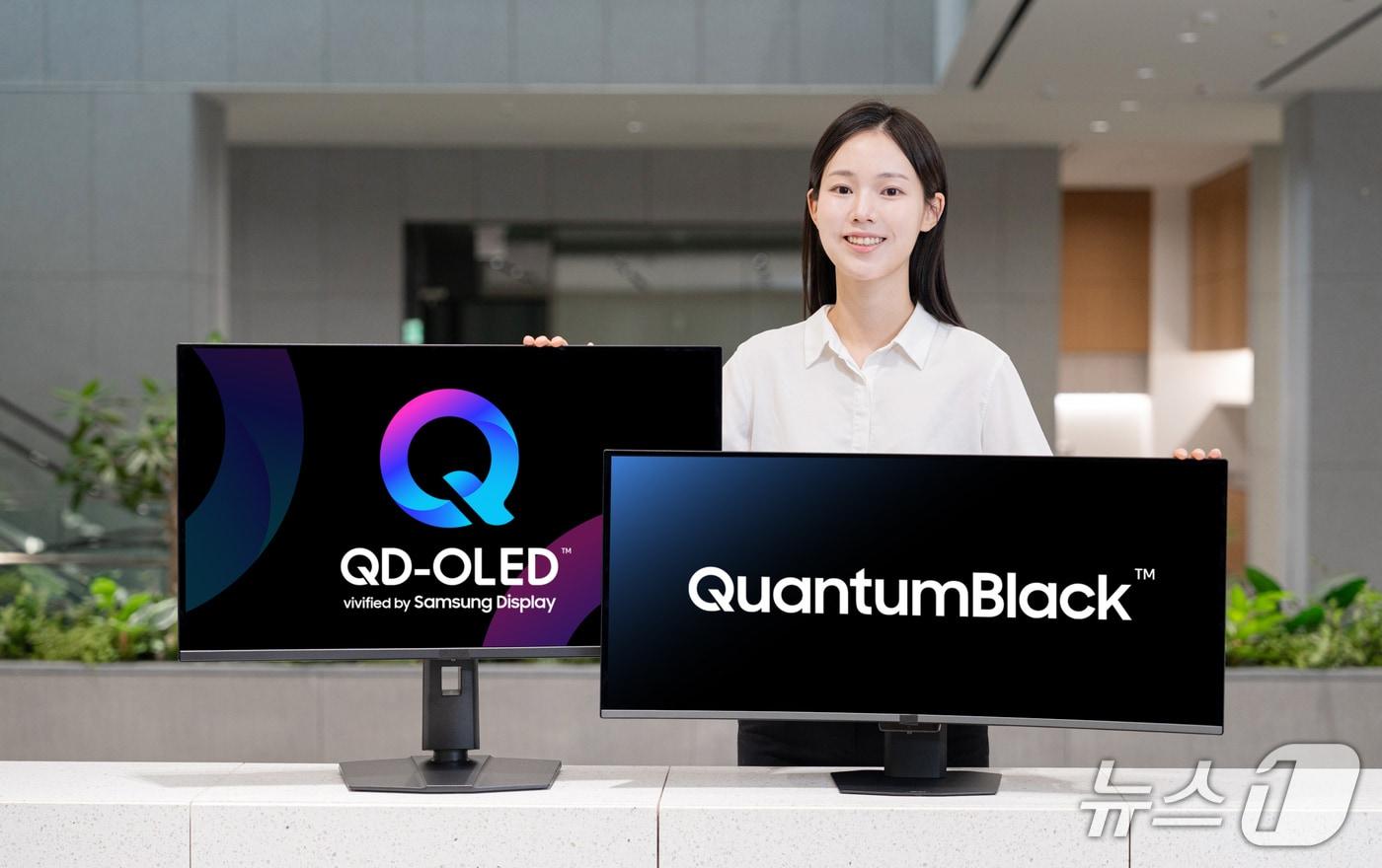 본문 이미지 - 삼성디스플레이의 '퀀텀 블랙(QuantumBlack™)을 적용한 2026년 QD-OLED 모니터 신제품을 모델이 소개하고 있다. (사진제공 = 삼성디스플레이) 