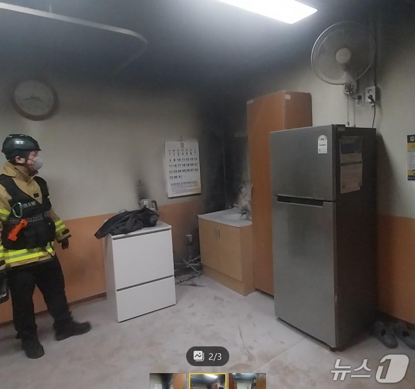 본문 이미지 - 인천 남동구 석정중학교 화재 현장. (인천소방본부 제공.재판매 및 DB금지)