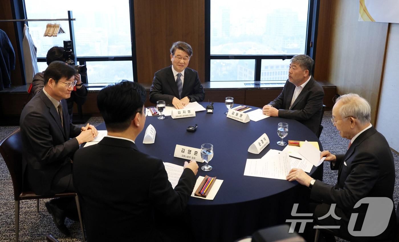 본문 이미지 - 김지형 경제사회노동위원회 위원장이 지난달 26일 오전 서울 중구 프레스센터에서 열린 '제1차 노사정 대표자 만남'에서 모두발언을 하고 있다. 2026.3.26 ⓒ 뉴스1 황기선 기자