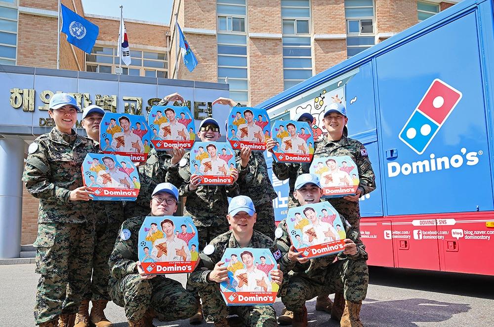 본문 이미지 - 한빛부대 피자 전달 기념 사진.(도미노피자 제공)