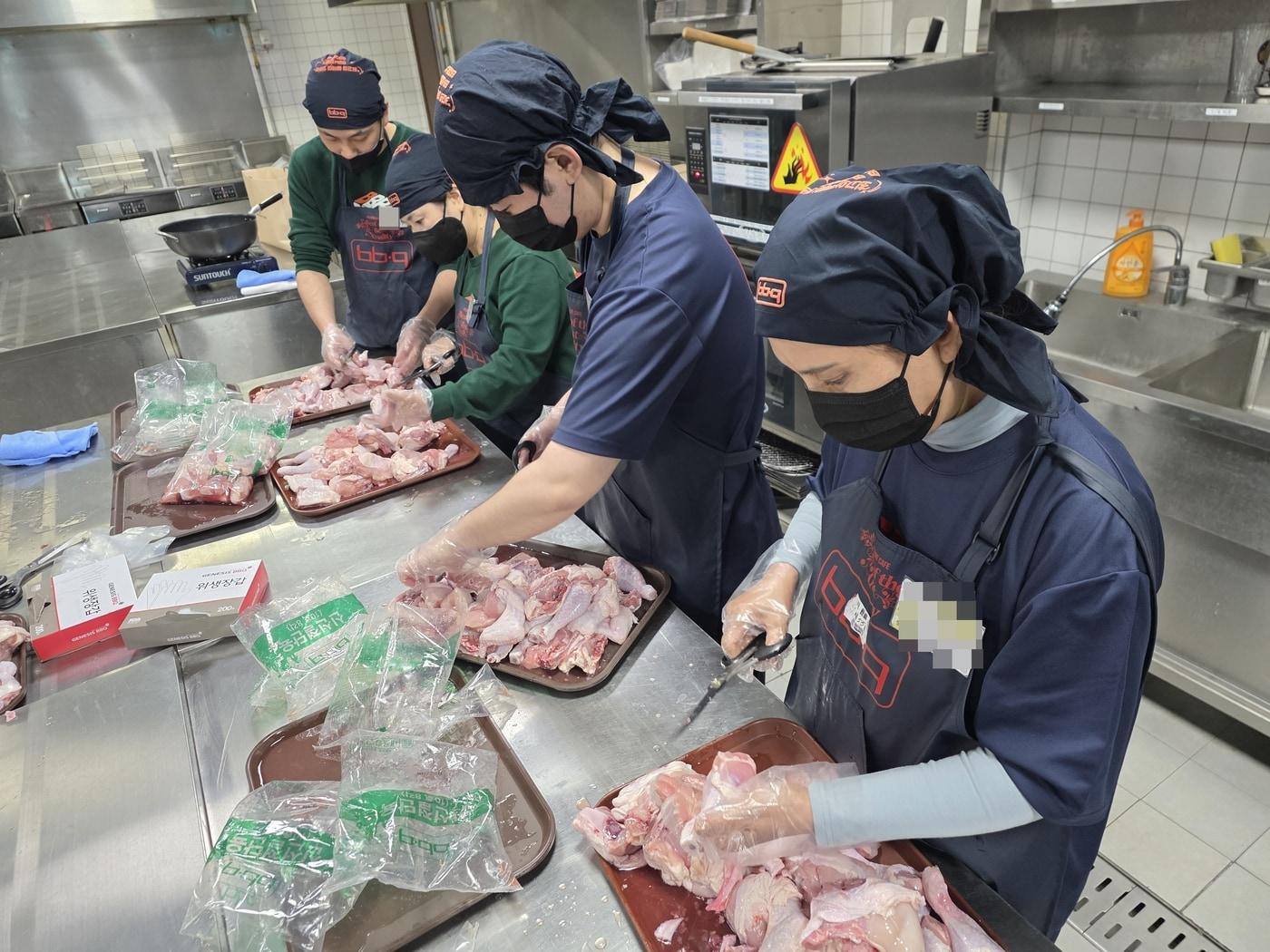 본문 이미지 - BBQ 패밀리를 대상 원포인트레슨 프로그램 진행 모습.(제너시스BBQ 제공)