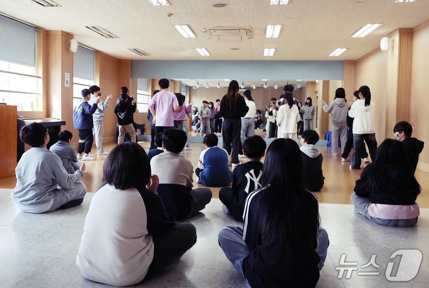 본문 이미지 - SK브로드밴드가 3월 24일 금천구 독산동 소재 문성초등학교에서 'K-POP 아동문화예술교실' 프로그램을 진행하고 있다. (SK브로드밴드 제공)