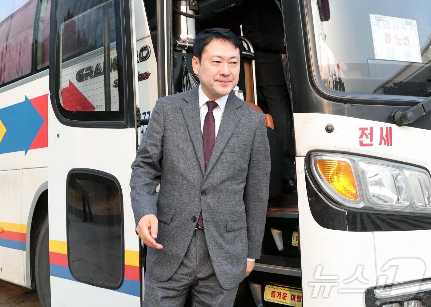 본문 이미지 - 장동혁 국민의힘 대표가 26일 차량 5부제 시행에 따라 통근버스로 서울 여의도 국회에 출근하고 있다. (공동취재) 2026.3.26 ⓒ 뉴스1 이승배 기자