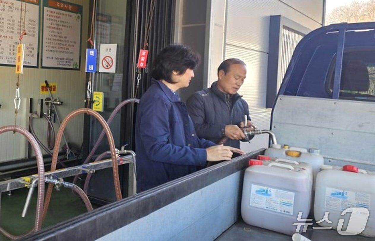 본문 이미지 -  유용 미생물 공급 장면(영동군 제공. 재판매 및 DB금지) 
