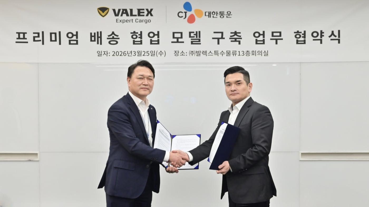 본문 이미지 - 윤재승 CJ대한통운 오네(O-NE) 본부장(왼쪽)과 주기욱 발렉스특수물류 대표가 기념사진을 찍고 있다.(CJ대한통운 제공)