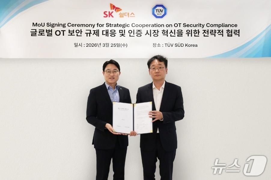 본문 이미지 - 지난 25일 이재우 SK쉴더스 사이버기술본부장(우측)과 서정욱 티유브이슈드코리아 대표가 서울 영등포구에 위치한 티유브이슈드코리아 본사에서 진행된 OT/ICS 보안 사업 강화 및 협업을 위한 업무협약을 체결한 뒤 기념촬영을 하고 있다. 2026.03.26/뉴스1(SK쉴더스 제공)
