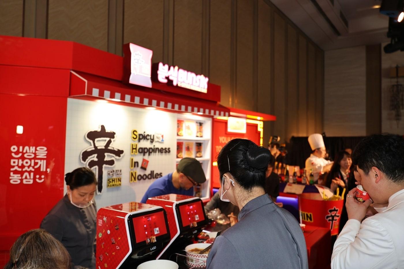본문 이미지 - 농심 2026 아시아 50 베스트 레스토랑 신라면 분식 부스.(농심 제공)
