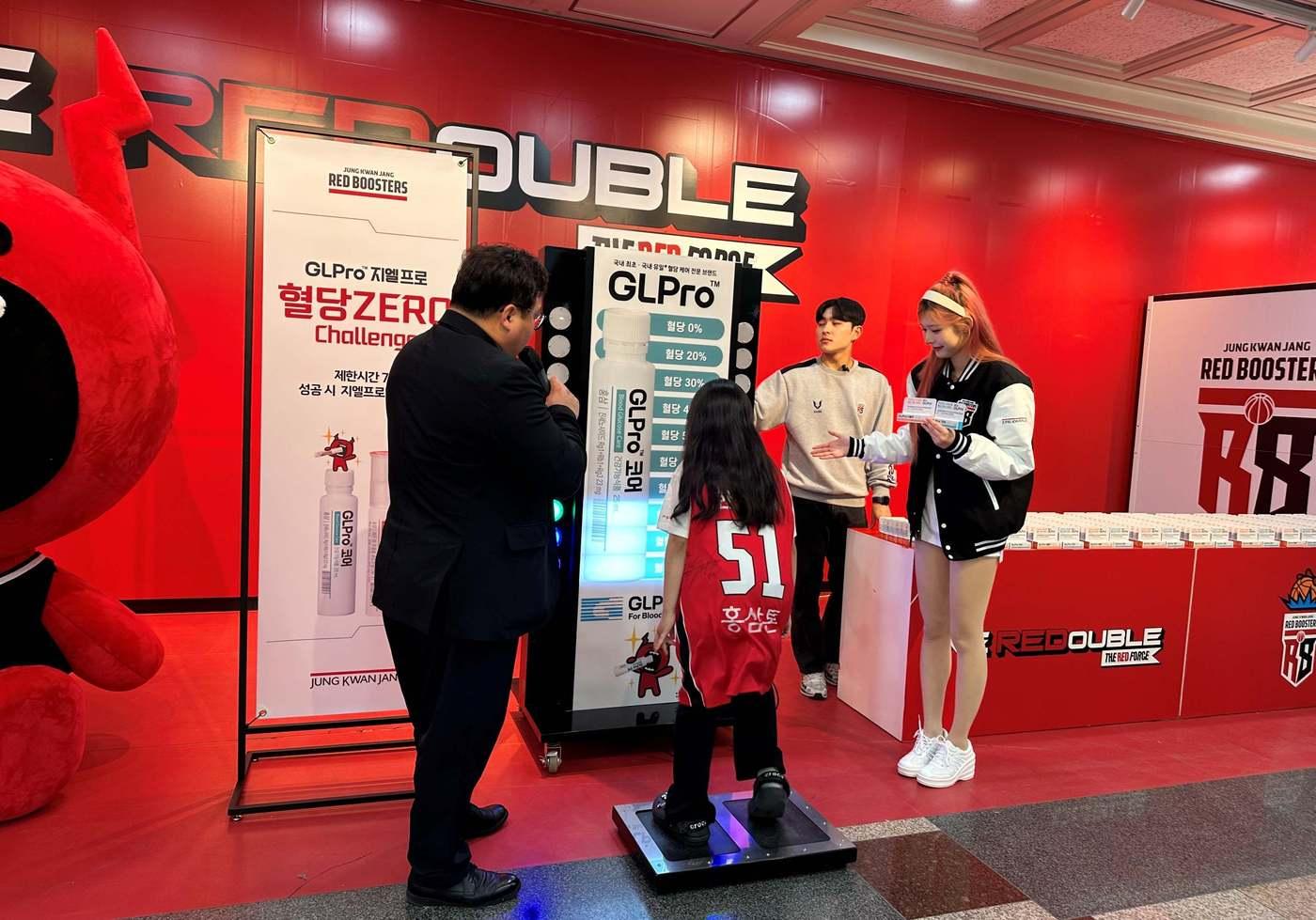 본문 이미지 - 22일 안양 레드부스터스 홈경기장 'GLPro 혈당 제로 챌린지' 부스.(KGC인삼공사 제공)