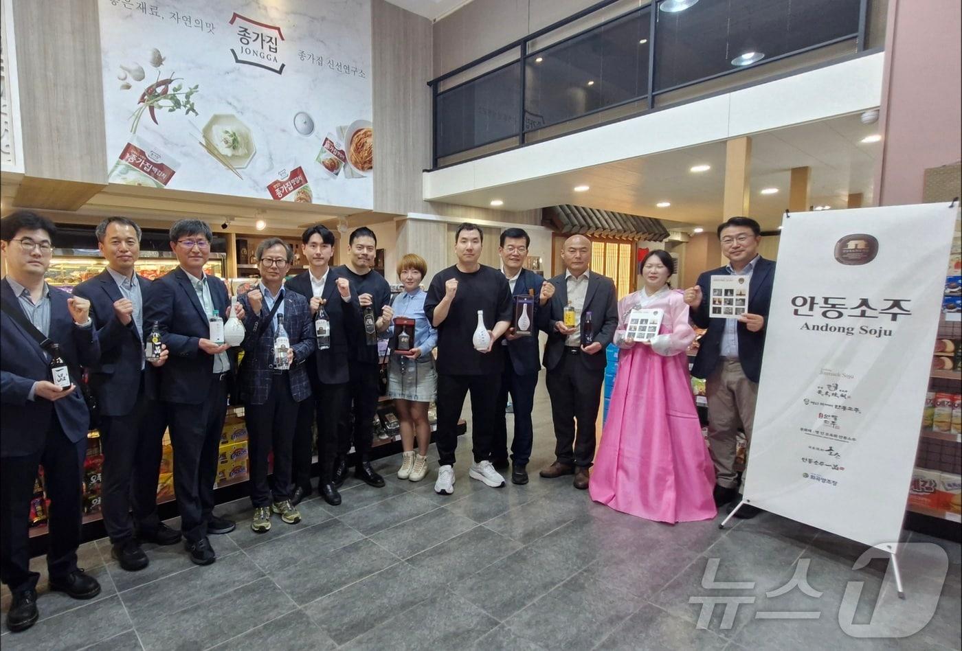 본문 이미지 - 경북도는 26일 대만 타이베이 일원에서 안동소주 홍보행사를 열고 아시아 시장 수출 확대에 나섰다. /뉴스1