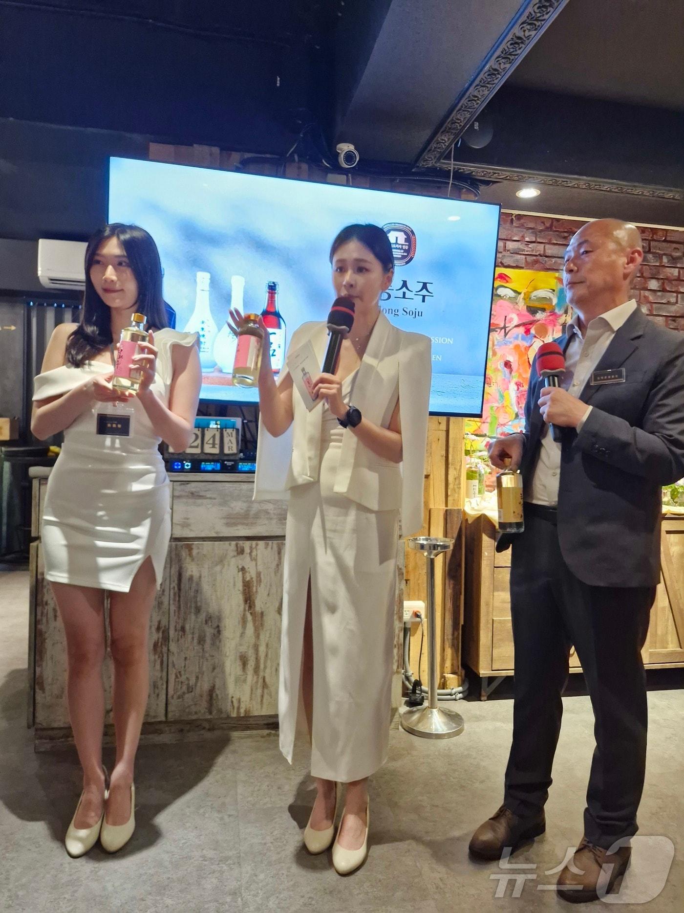 본문 이미지 - 경북도는 26일 대만 타이베이 일원에서 안동소주 홍보행사를 열고 아시아 시장 수출 확대에 나섰다. /뉴스1