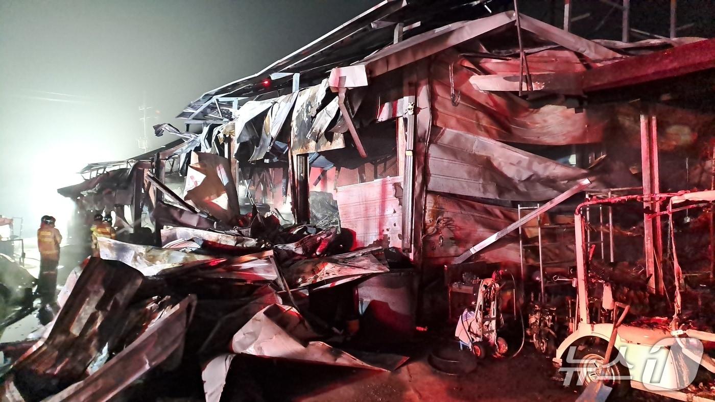 본문 이미지 - 26일 오전 2시 11분께 전북 남원시 내척동의 한 창고에서 불이 났다.(전북소방본부 제공. 재판매 및 DB금지)