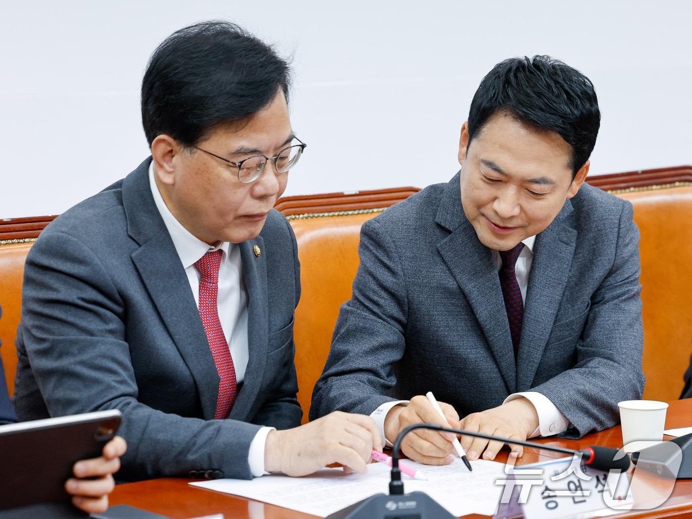 본문 이미지 - 장동혁 국민의힘 대표(오른쪽)와 송언석 원내대표가 26일 오전 서울 여의도 국회에서 열린 최고위원회의에 참석해 대화하고 있다. 2026.3.26 ⓒ 뉴스1 안은나 기자