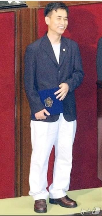 본문 이미지 -  2003년 4월 30일 백바지 차림으로 국회의원 선서를 한 유시민  개혁국민정당 의원. 진보진영이 열린우리당으로 헤쳐 모여할 때  친노 개혁파를 '백바지', 호남 중심의 민주당 당권파이지 실용주의파를  '난닝구'라고 불렀다.  (KBS 갈무리) ⓒ 뉴스1 