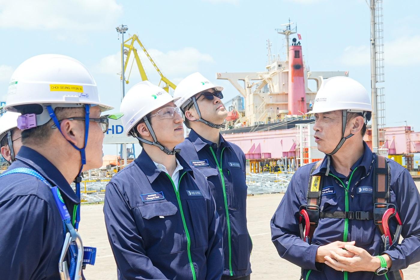 본문 이미지 - 정기선 HD현대 회장이 25일 베트남 중남부에 위치한 HD현대에코비나를 찾아 현장 설비와 안전 시설물을 점검하고 있다. (HD현대 제공)