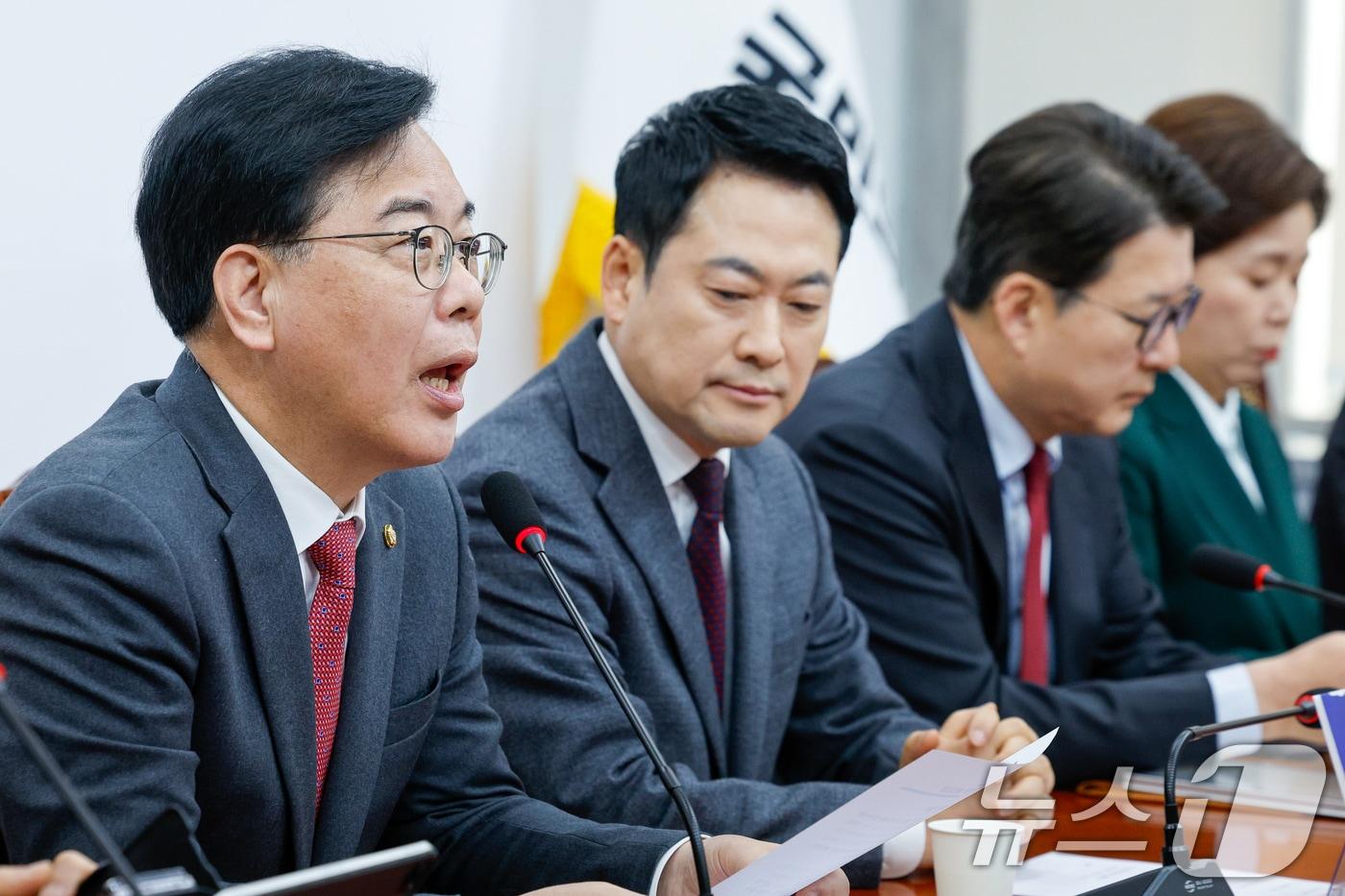 본문 이미지 - 송언석 국민의힘 원내대표가 서울 여의도 국회에서 열린 최고위원회의에 참석해 모두 발언을 하고 있다. 2026.3.26 ⓒ 뉴스1 안은나 기자