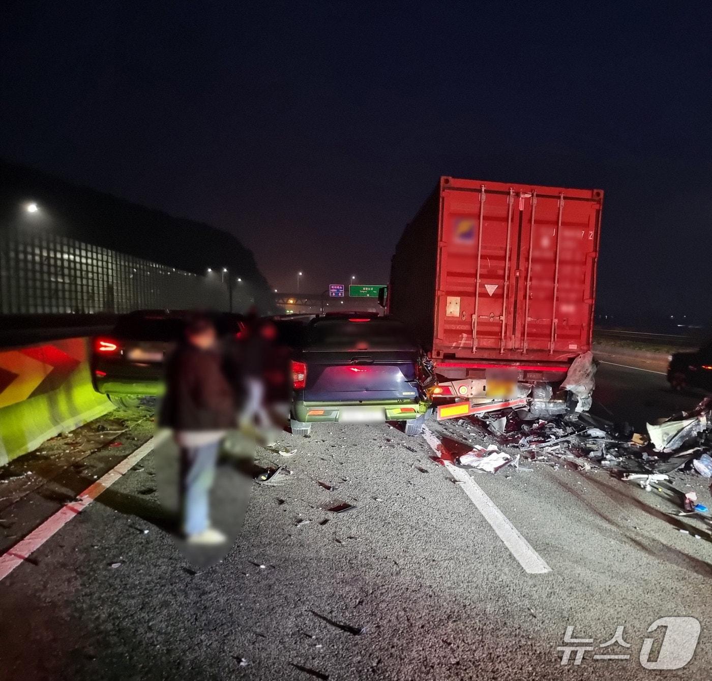 본문 이미지 - 26일 오전 남해고속도로 제2지선 교통사고 현장.(부산경찰청 제공. 재판매 및 DB 금지)