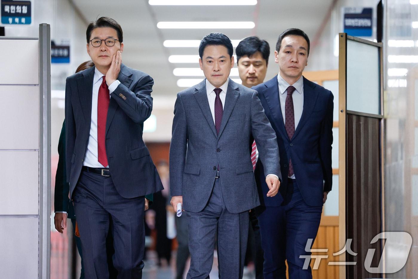 본문 이미지 - 장동혁 국민의힘 대표가 26일 오전 서울 여의도 국회에서 열린 최고위원회의에 입장하고 있다. 2026.3.26 ⓒ 뉴스1 안은나 기자