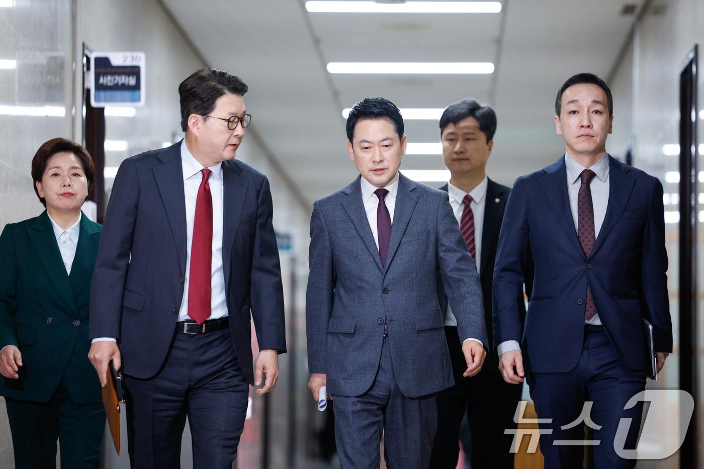 본문 이미지 - 장동혁 국민의힘 대표가 26일 오전 서울 여의도 국회에서 열린 최고위원회의에 입장하고 있다. 2026.3.26 ⓒ 뉴스1 안은나 기자