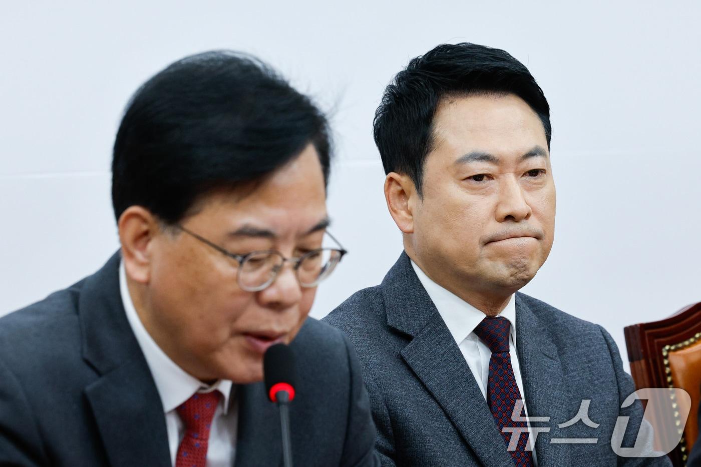 본문 이미지 - 장동혁 국민의힘 대표가 26일 오전 서울 여의도 국회에서 열린 최고위원회의에 참석해 송언석 원내대표 발언을 듣고 있다. 2026.3.26 ⓒ 뉴스1 안은나 기자