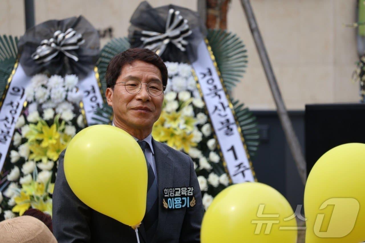 본문 이미지 - 이용기 경북교육감 예비후보는 26일 안동 ‘3·25 경북산불 1주기 추모제’와 영덕 ‘3·25 산불 치유기억문화제’에 참석해 기후위기 대응 교육 공약을 발표했다. ⓒ 뉴스1 김대벽기자