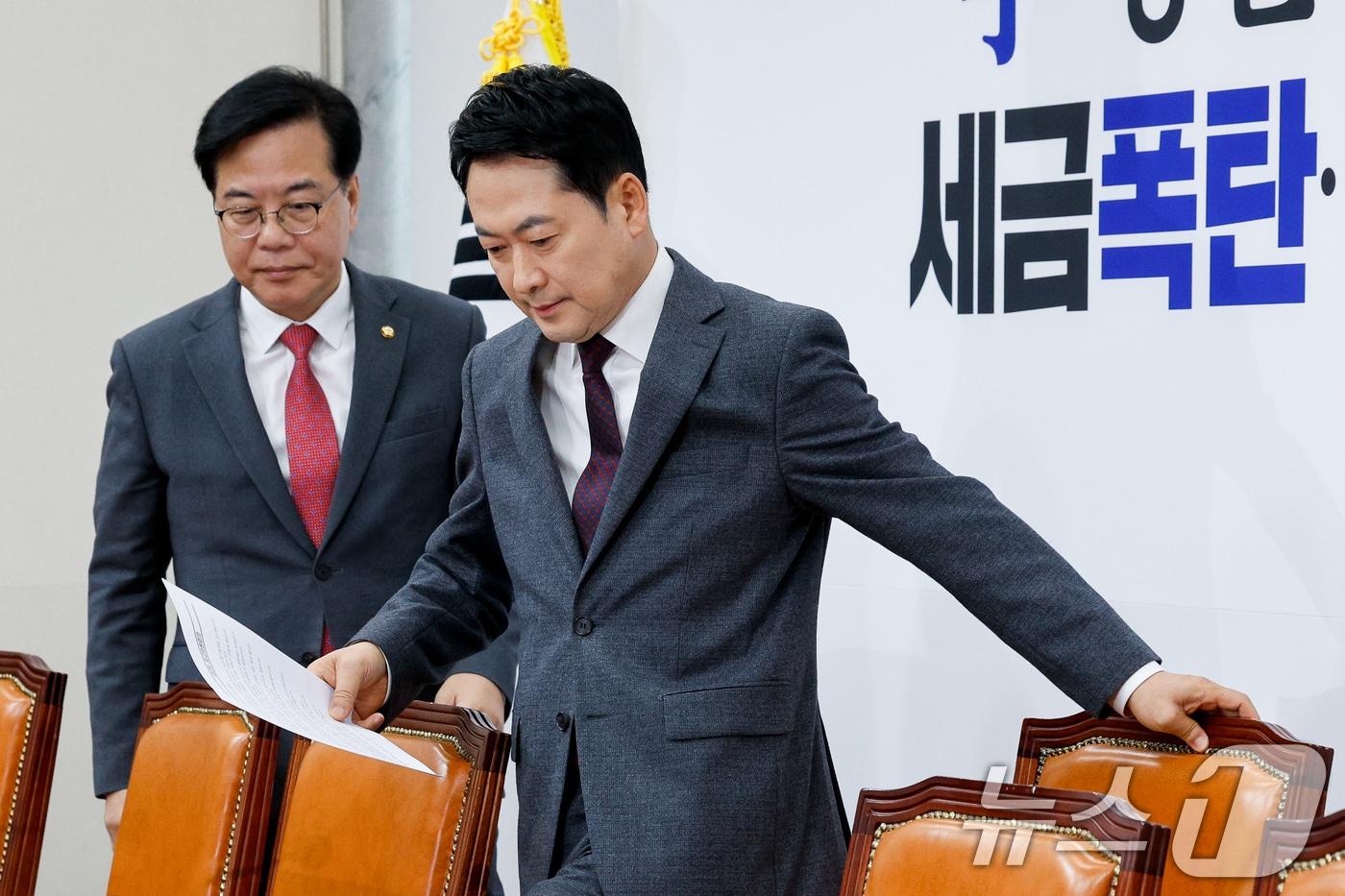 본문 이미지 - 장동혁 국민의힘 대표와 송언석 원내대표가 26일 오전 서울 여의도 국회에서 열린 최고위원회의에 입장하고 있다. 2026.3.26 ⓒ 뉴스1 안은나 기자