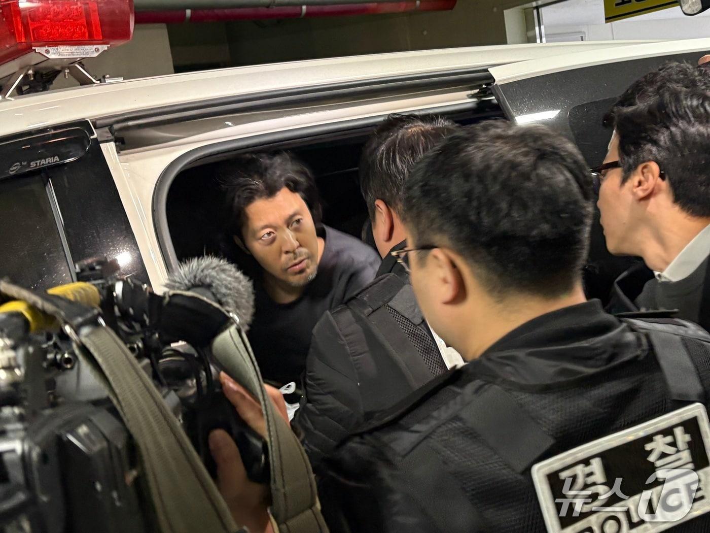 본문 이미지 - 항공사 동료 기장을 흉기로 살해한 혐의를 받는 김동환(49)이 26일 오전 부산진경찰서에서 검찰로 송치되고 있다. 2026.3.26 ⓒ 뉴스1 박서현 기자