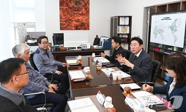 본문 이미지 - 원강수 강원 원주시장을 비롯한 시 관계자들이 25일 원주기업도시에 위치한 재생의학 전문 바이오 제약기업 ㈜비알팜을 찾아 이 회사의 김석순 대표를 비롯한 임직원들과 간담회를 가졌다. (원주시 제공. 재판매 및 DB금지) 2026.3.26/뉴스1