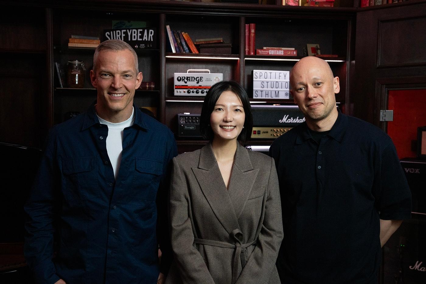 본문 이미지 - 지난 25일(현지시간) 스웨덴에 위치한 스포티파이 본사에서 최수연 네이버 대표(사진 가운데)와 스포티파이 공동 최고경영자 알렉스 노스트롬(사진 오른쪽), 구스타브 소더스트롬(사진 왼쪽)이 공동 라운드테이블을 열고 양사 파트너십에 대해 논의했다. (네이버 제공)