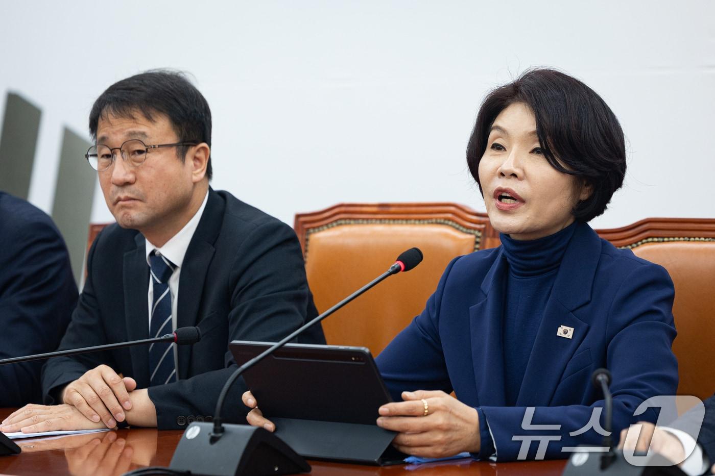 본문 이미지 - 한정애 더불어민주당 정책위의장이 26일 서울 여의도 국회에서 열린 정책조정회의에서 모두 발언을 하고 있다. 2026.3.26 ⓒ 뉴스1 유승관 기자