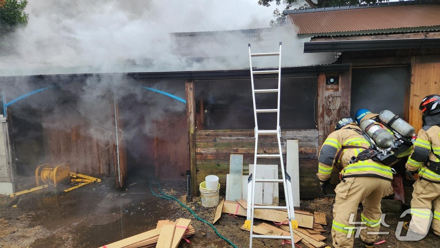 본문 이미지 - 화재 진압 현장(제주소방본부 제공. 재판매 및 DB금지)/뉴스1