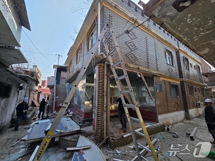 본문 이미지 - 파주시가 파주읍 연풍리의 불법건축물에 대해 행정대집행(강제 철거)를 하고 있다. (파주시 제공, 재판매 및 DB금지)