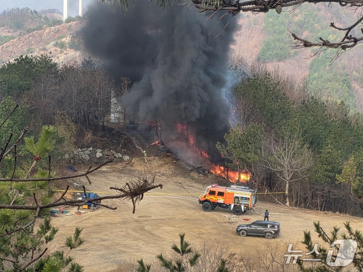 본문 이미지 - 26일 오전 경북 영덕군 창포풍력단지 발전기 화재 사고가 발생한 발전기에 남아있던 블레이드가 추락해 인근 산에 불이났다. 불은 소방당국과 영덕군이 인명피해없이 진화했다.(독지제공, 재판매 및 DB금지) 2026.3.26/뉴스1 