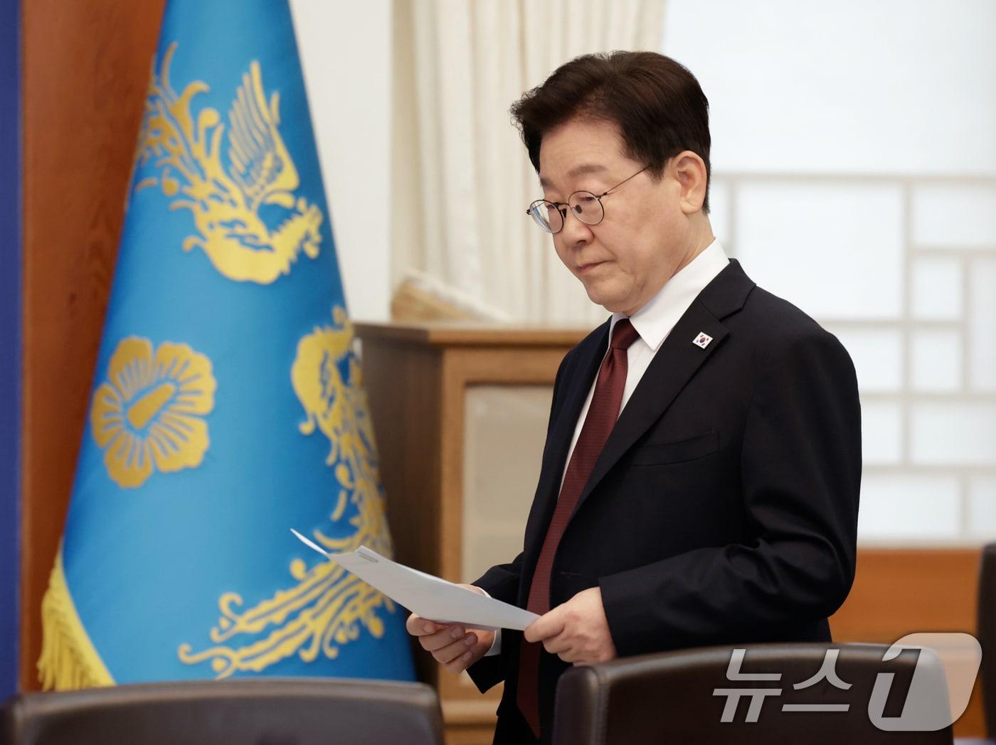 본문 이미지 - 이재명 대통령이 26일 청와대에서 열린 제2차 비상경제점검회의에 입장하고 있다. (청와대통신사진기자단) 2026.3.26 ⓒ 뉴스1 허경 기자