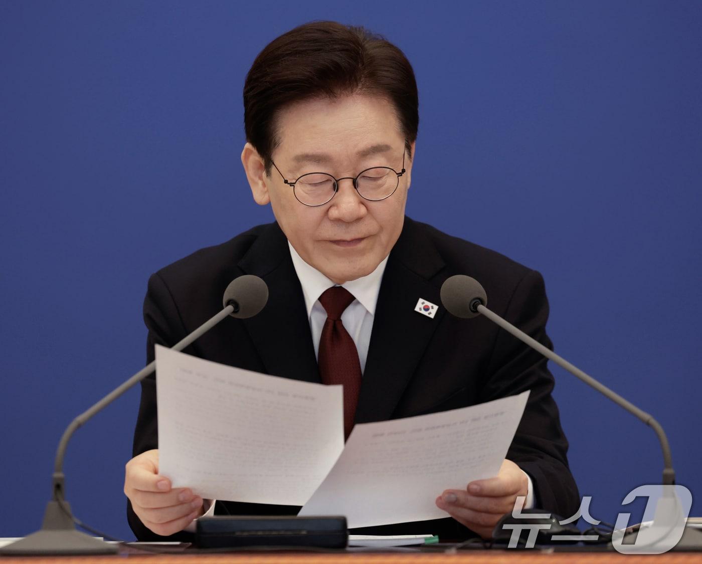 본문 이미지 - 이재명 대통령이 26일 청와대에서 열린 제2차 비상경제점검회의에서 자료를 보고 있다. (청와대통신사진기자단) 2026.3.26 ⓒ 뉴스1 허경 기자