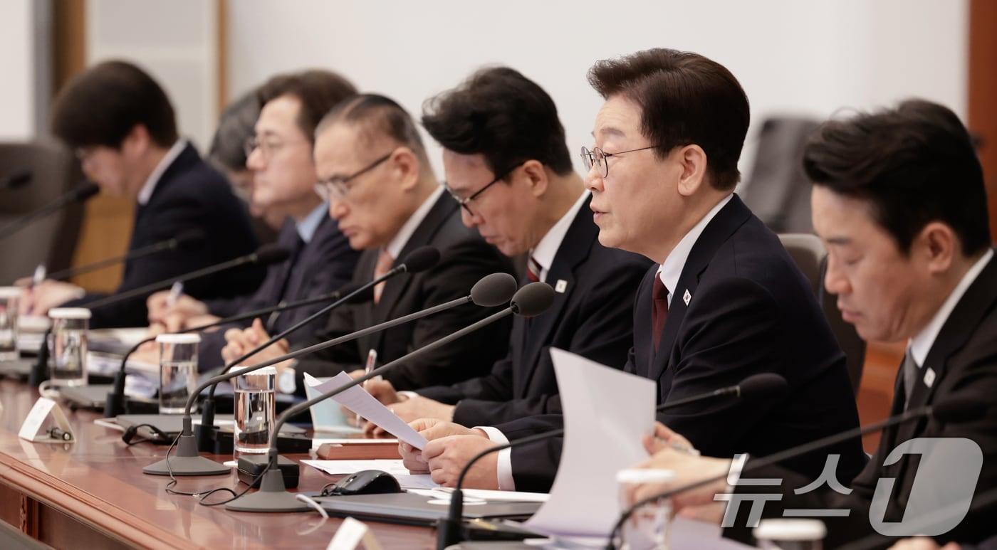 본문 이미지 - 이재명 대통령이 26일 청와대에서 열린 제2차 비상경제점검회의에서 발언하고 있다. (청와대통신사진기자단) 2026.3.26 ⓒ 뉴스1 허경 기자