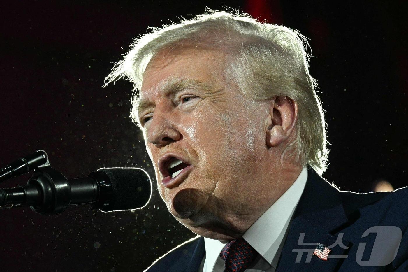 본문 이미지 - 도널드 트럼프 미국 대통령이 25일(현지시간) 워싱턴DC 유니언 스테이션에서 열린 전국공화당하원의원위원회(NRCC) 연례 대통령 만찬에서 연설하고 있다. 2026.3.25 ⓒ AFP=뉴스1