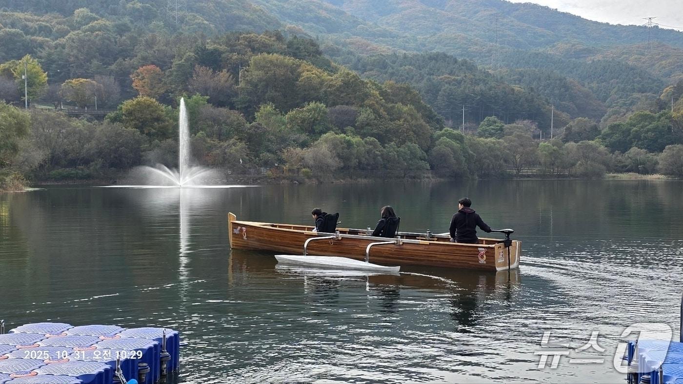본문 이미지 - 파주 마장호수에서 운영중인 수상레저 '킹카누' (파주도시공사 제공, 재판매 및 DB금지)