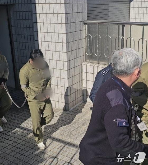 본문 이미지 - 28일 오전 대구지방법원 안동지원에서 구형을 받은 B 군이 법원을 나서고 있다.2026.1.28/뉴스1 신성훈 기자