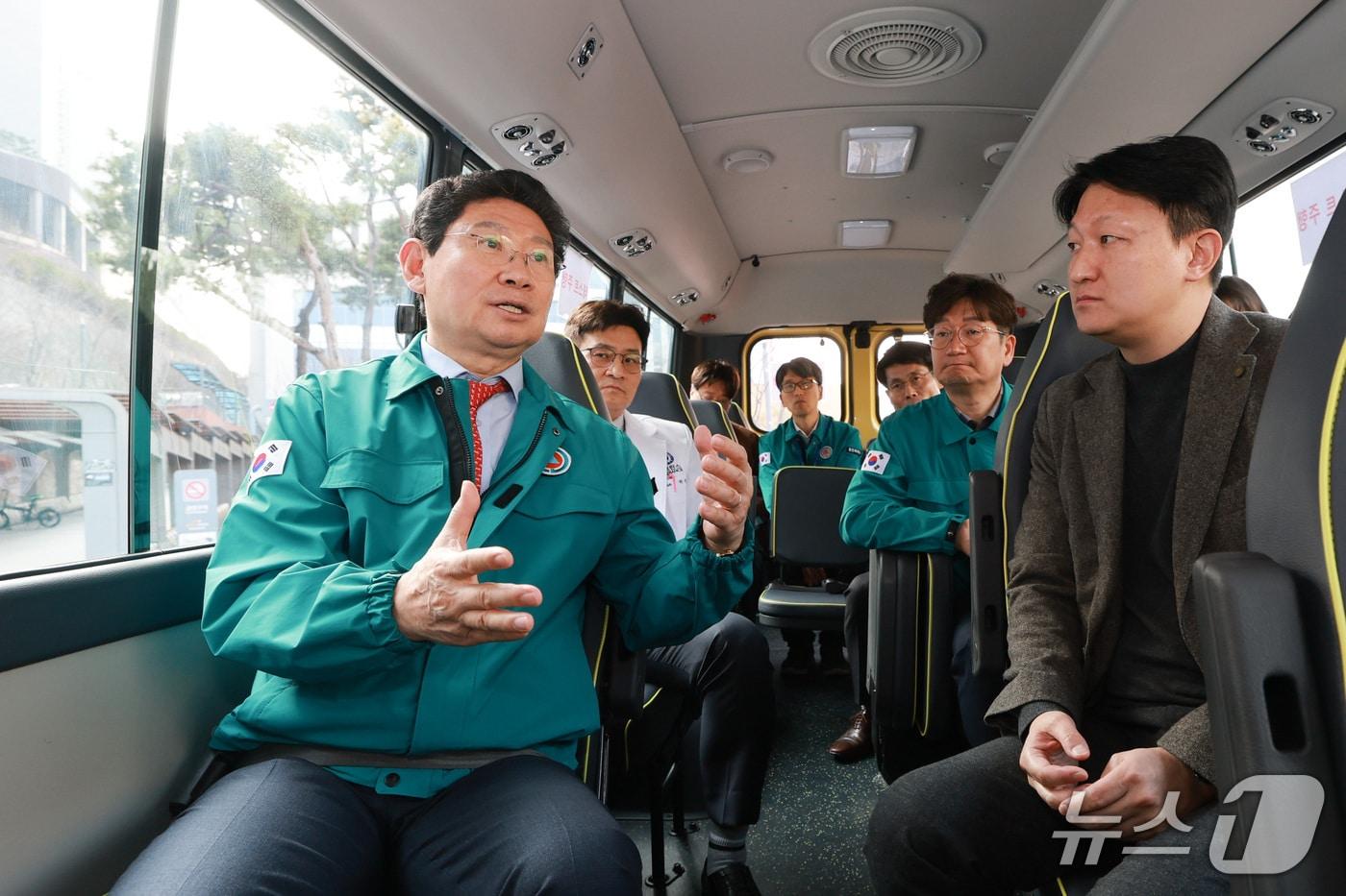 본문 이미지 - 이상일 시장이 25일 자율주행자동차에 탑승해 관계자들과 시범운행과 관련된 사항을 점검하고 있다.(용인시 제공)