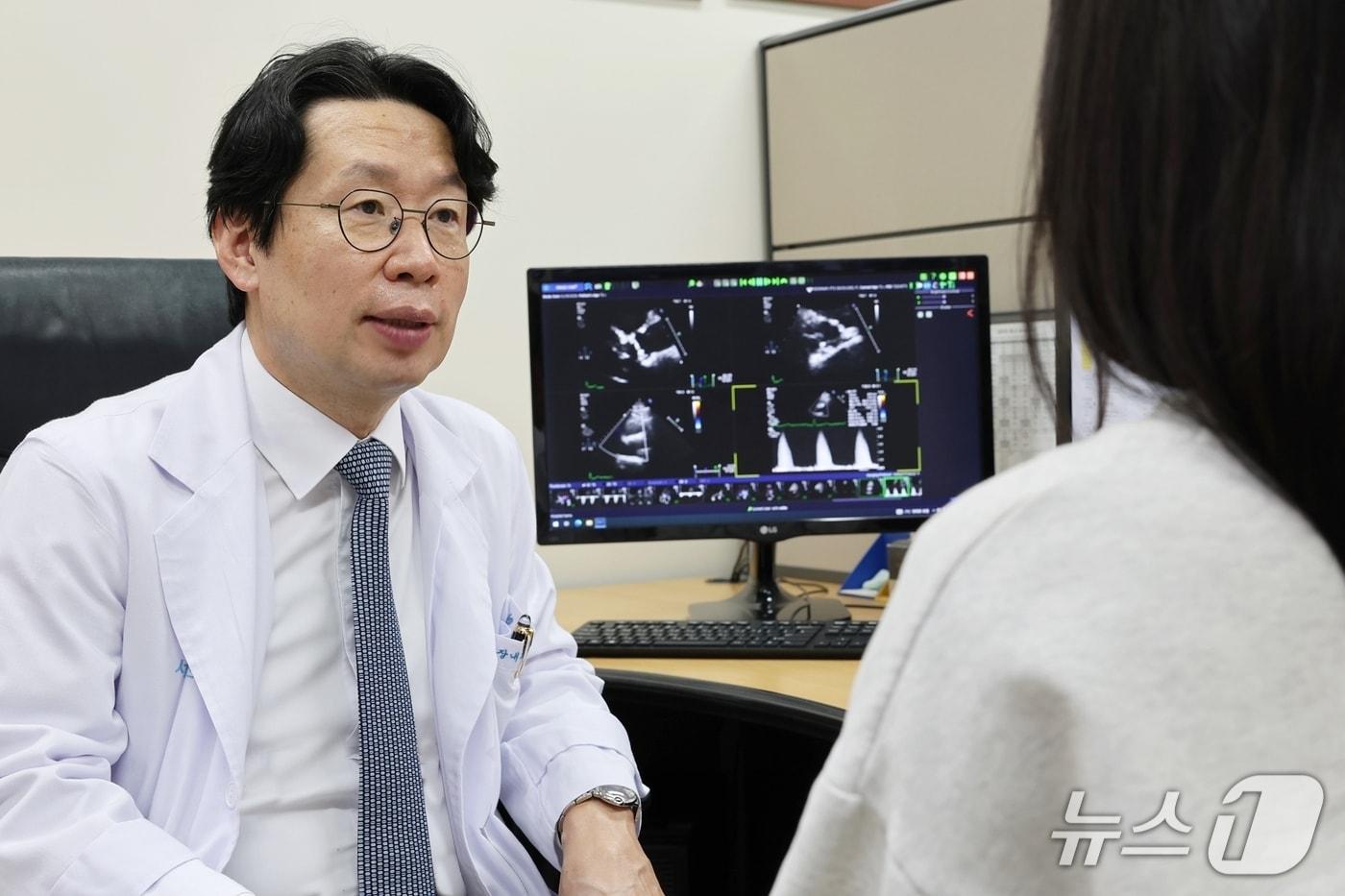 본문 이미지 - 강덕현 서울아산병원 심장내과 교수가 무증상 중증 대동맥판막협착증 환자를 진료하고 있다.(서울아산병원 제공)