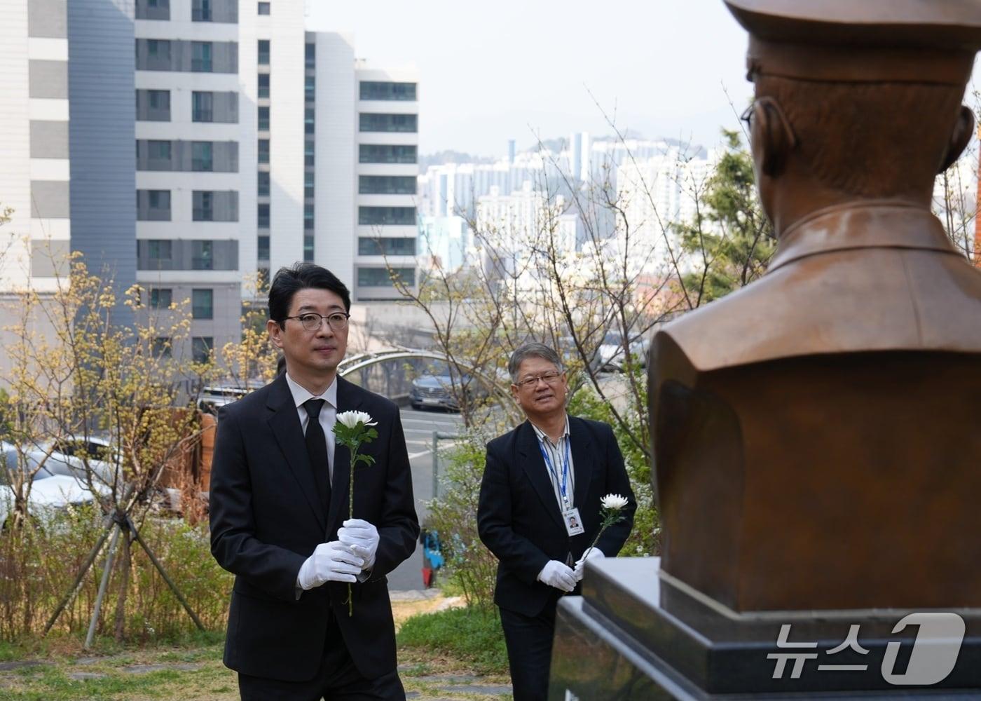 본문 이미지 - 주진우 의원이 천안함 피격사건 16주기를 맞은 26일, 천안함 용사의 모교인 부산 금정고등학교를 방문해 호국영령을 기리고 애도의 뜻을 표했다.(주진우 의원실 제공. 재판매 및 DB금지)