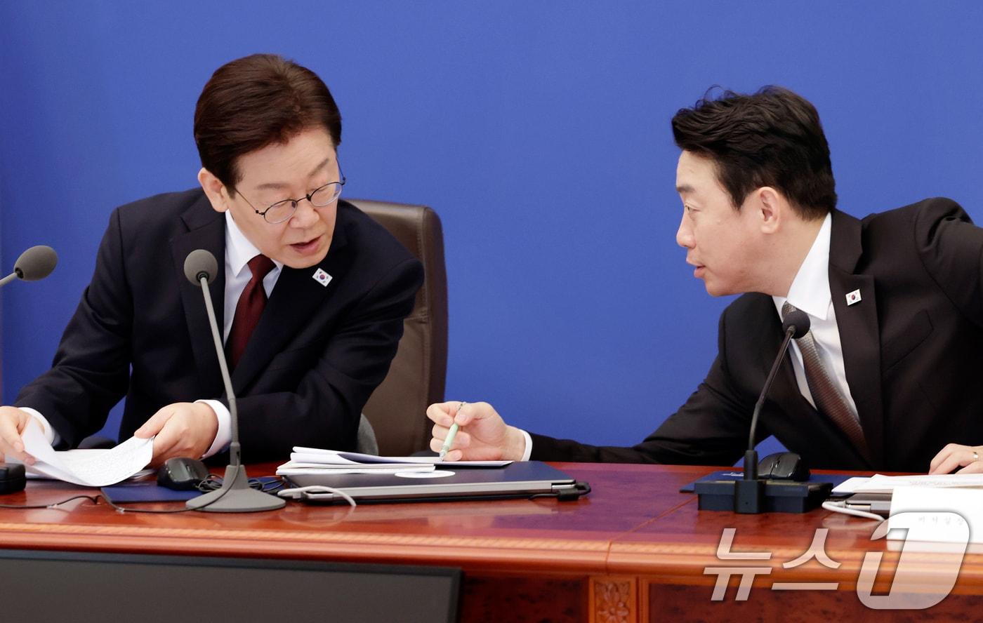 본문 이미지 - 이재명 대통령이 26일 청와대에서 열린 제2차 비상경제점검회의에서 강훈식 비서실장과 대화하고 있다. (청와대통신사진기자단) 2026.3.26 ⓒ 뉴스1 허경 기자