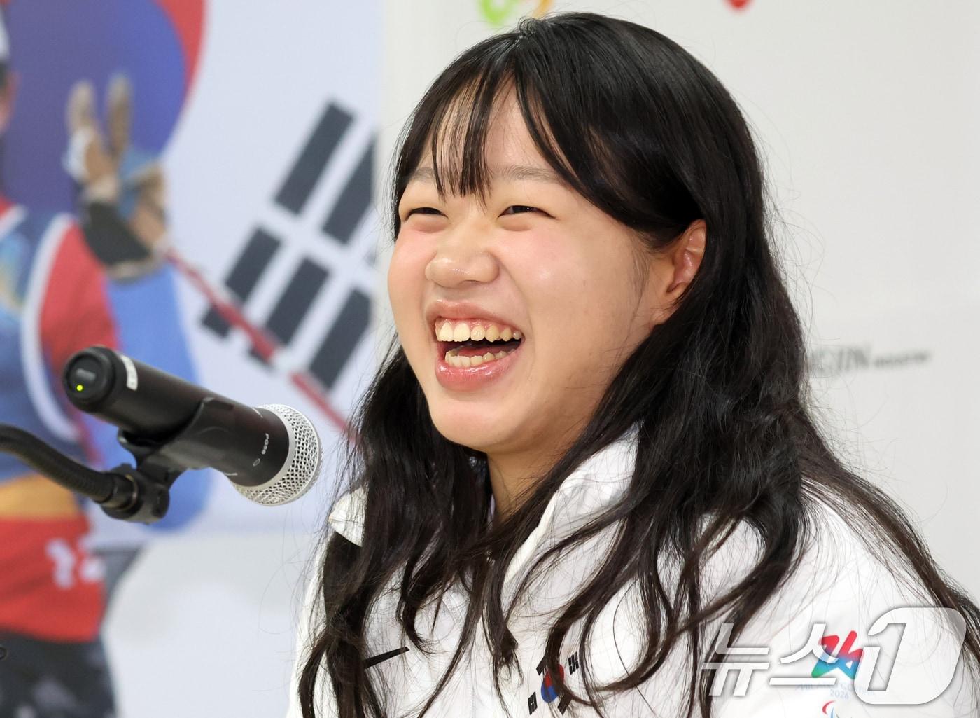 본문 이미지 - 패럴림픽 김윤지 선수가 26일 서울 송파구 출근하는 올림픽회관 신관 대한장애인 체육회에서 2026 밀라노·코르티나 동계패럴림픽대회 대한민국 선수단 MVP 기자회견을 하고 있다. 2026.3.26 ⓒ 뉴스1 김명섭 기자