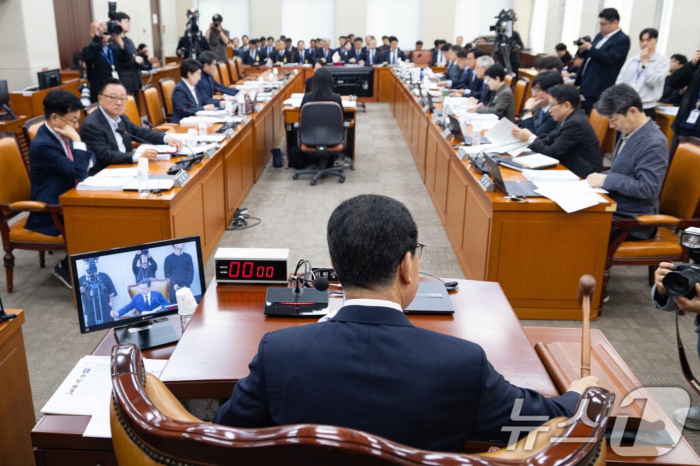 본문 이미지 - 신정훈 국회 행정안전위원장이 26일 서울 여의도 국회에서 열린 제433회 국회(임시회) 행정안전위원회 제3차 전체회의에서 의사봉을 두드리고 있다. 2026.3.26 ⓒ 뉴스1 유승관 기자