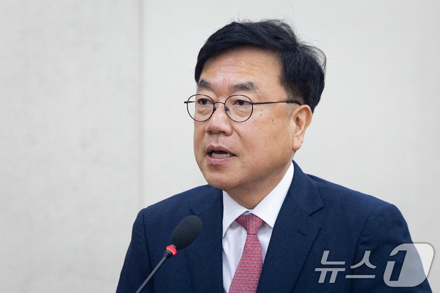 본문 이미지 - 서범수 국회 행정안전위원회 법안심사제2소위원장이 26일 서울 여의도 국회에서 열린 제433회 국회(임시회) 행정안전위원회 제3차 전체회의에서 법안심사보고를 하고 있다. 2026.3.26 ⓒ 뉴스1 유승관 기자