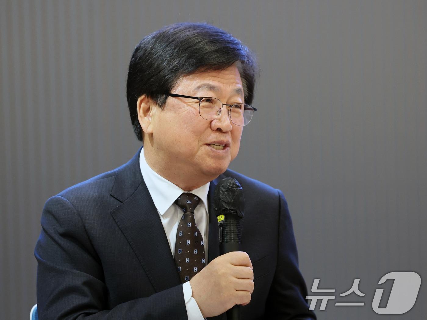 본문 이미지 - 최교진 교육부 장관이 26일 오전 서울 서대문구 가재울청소년센터에서 열린 '안전하고 포용적인 AI·과학기술 기반 마련과 청소년 보호를 위한 업무협약식'에서 인사말을 하고 있다. 2026.3.26 ⓒ 뉴스1 황기선 기자