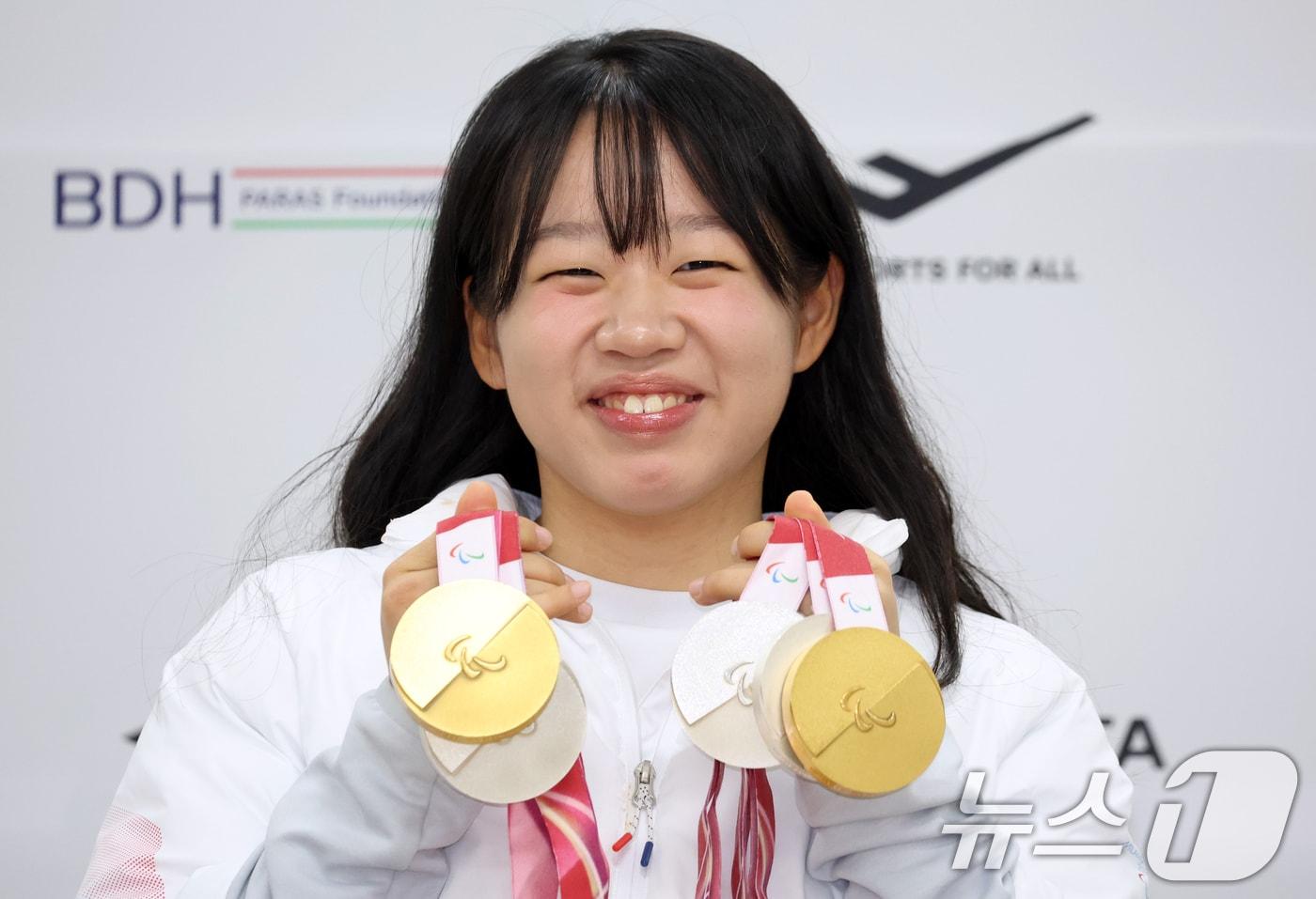 본문 이미지 - 패럴림픽 2관왕 김윤지 선수가 26일 서울 송파구 출근하는 올림픽회관 신관 대한장애인 체육회에서 2026 밀라노·코르티나 동계패럴림픽대회 대한민국 선수단 MVP 기자회견을 하고 있다. 2026.3.26 ⓒ 뉴스1 김명섭 기자