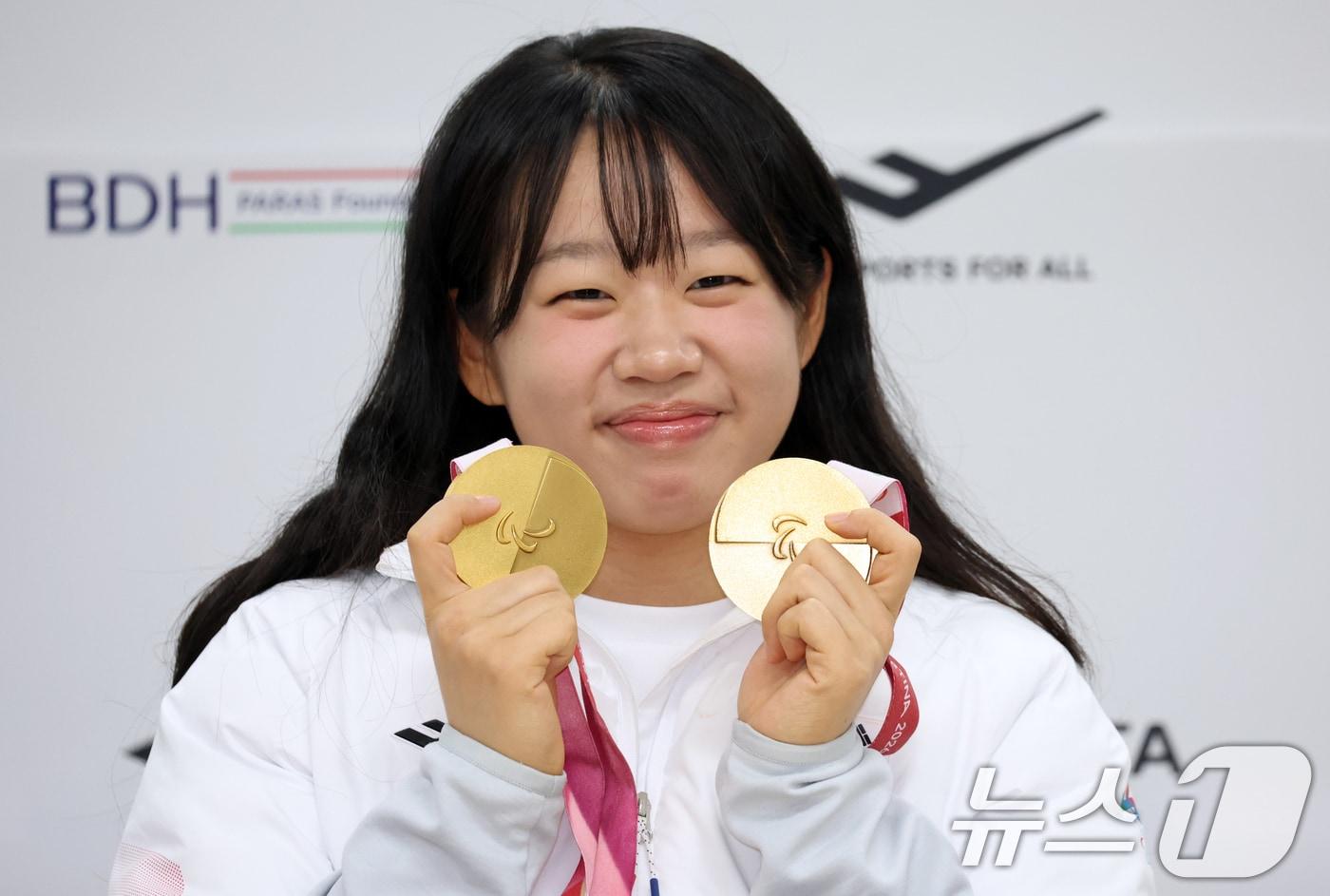 본문 이미지 - 패럴림픽 2관왕 김윤지 선수가 26일 서울 송파구 출근하는 올림픽회관 신관 대한장애인 체육회에서 2026 밀라노·코르티나 동계패럴림픽대회 대한민국 선수단 MVP 기자회견을 하고 있다. 2026.3.26 ⓒ 뉴스1 김명섭 기자