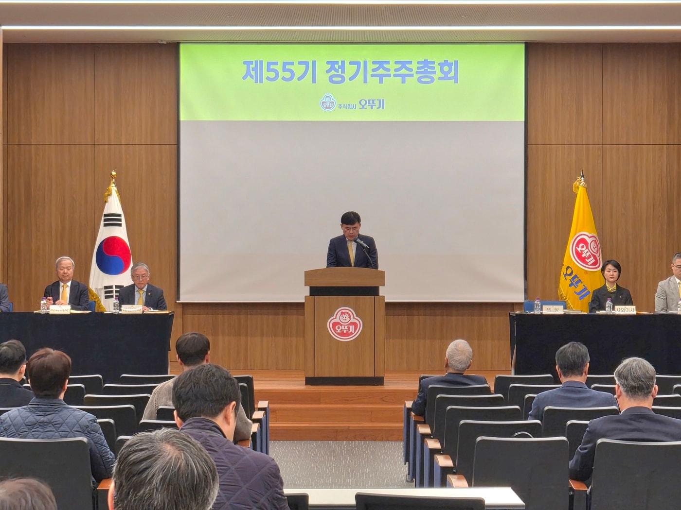 본문 이미지 - 황성만 오뚜기 대표이사가 26일 경기도 안양시 오뚜기 중앙연구소에서 열린 제55기 정기 주주총회에서 발언을 하는 모습.(오뚜기 제공)