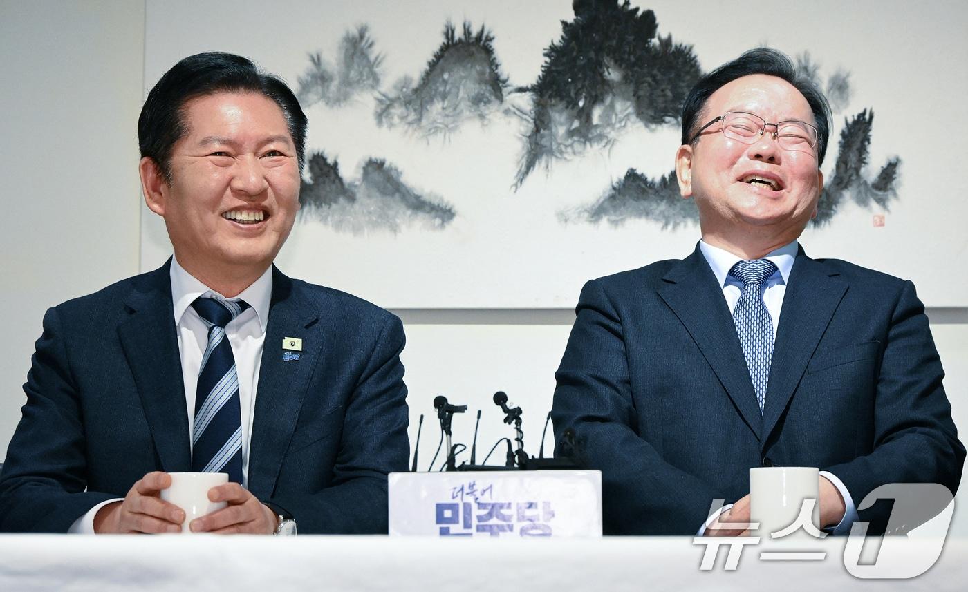 본문 이미지 - 정청래 더불어민주당 대표와 김부겸 전 국무총리가 지난 3월 26일 서울 중구 달개비에서 회동하고 있는 모습. 2026.3.26 ⓒ 뉴스1 국회사진기자단